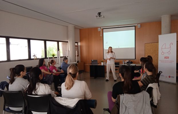 Taller d’ Ioga a càrrec de Olga Higón per a educadores de les Escoletes del municipi d’ Alaquàs.