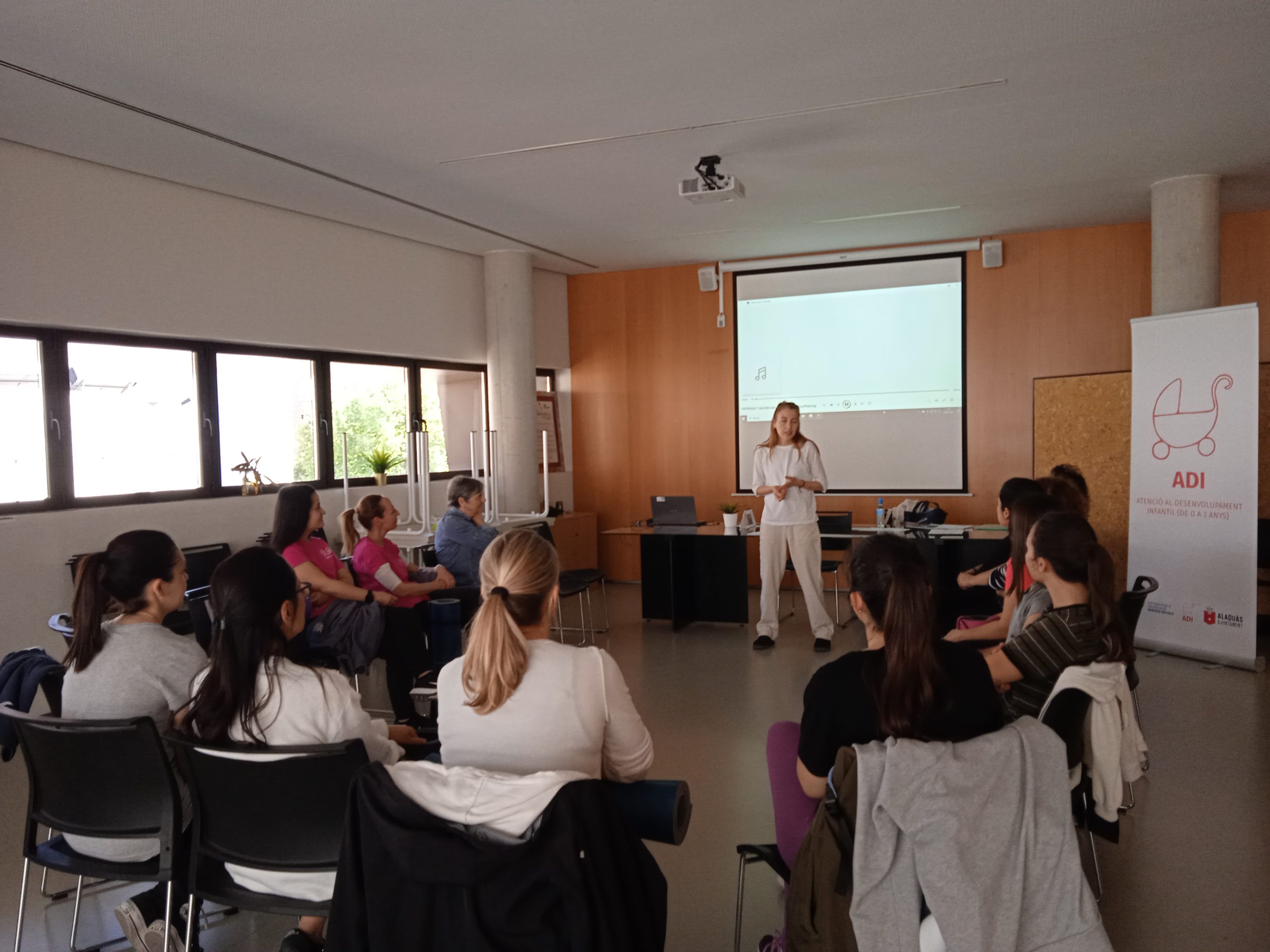 Taller d’ Ioga a càrrec de Olga Higón per a educadores de les Escoletes del municipi d’ Alaquàs.